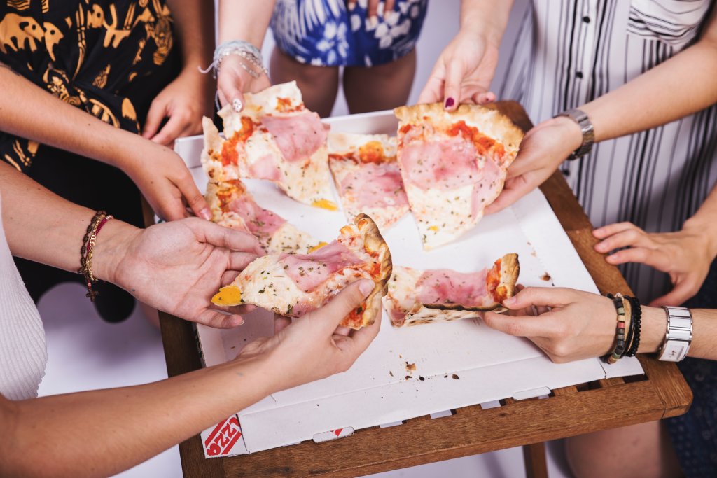amis partageant une pizza.
