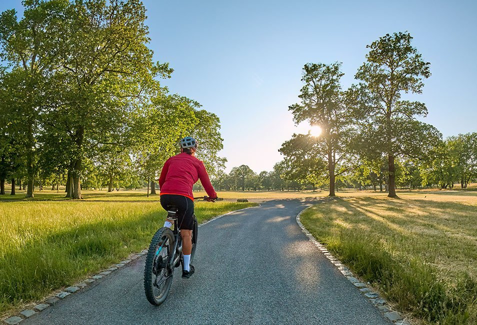 Femme en VTT sur la v&eacute;loroute.