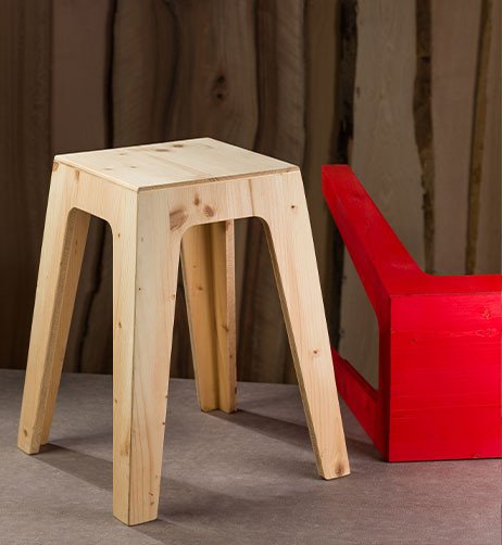 tabourets en bois.